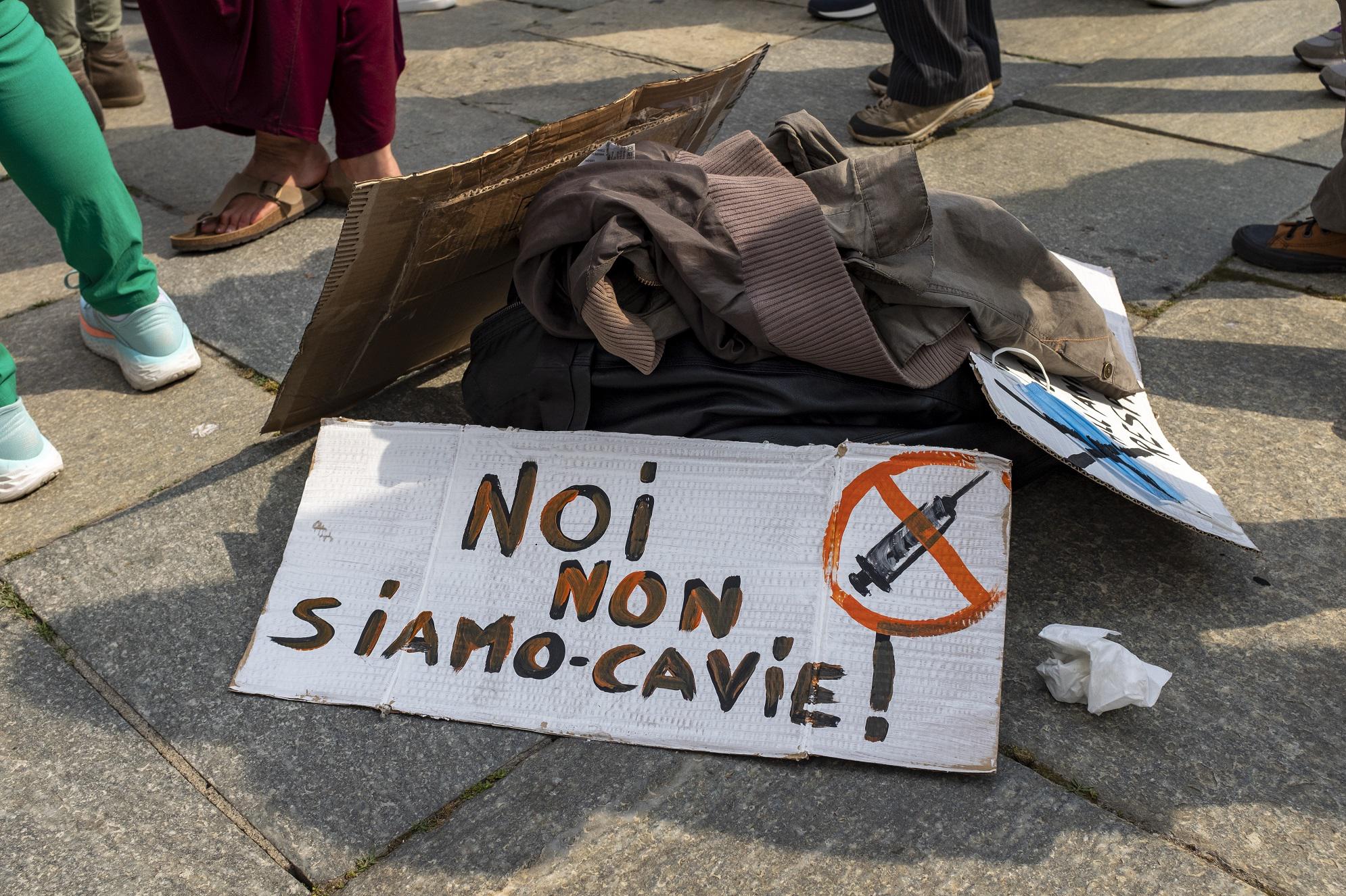 Proteste no vax, Sileri: "Bloccare treni o picchiare persone è terrorismo"