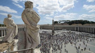 Prova a entrare armato di coltello in piazza San Pietro: bloccato dagli agenti