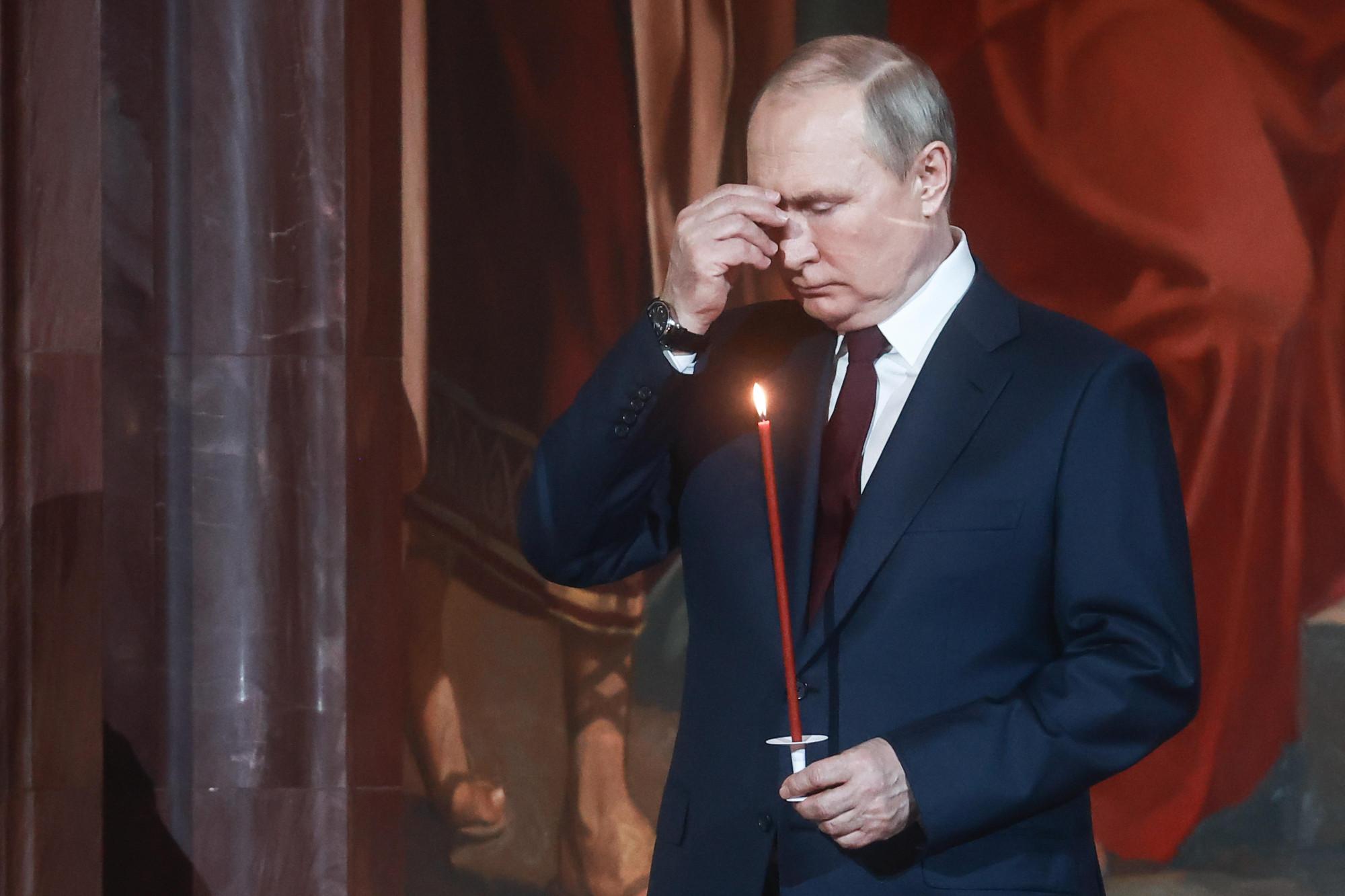 Putin alla Messa pasquale nella cattedrale Cristo Salvatore a Mosca
