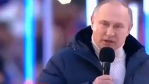 Putin e il discorso interrotto allo stadio, giallo in tv - Video