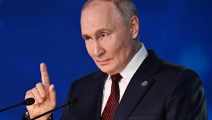 Putin, le scuse a Merkel: "Non volevo spaventarla con il cane" - Video