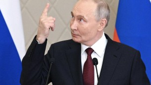 Putin, show tra minacce a Ucraina e messaggi a Trump: "Troverà soluzione"