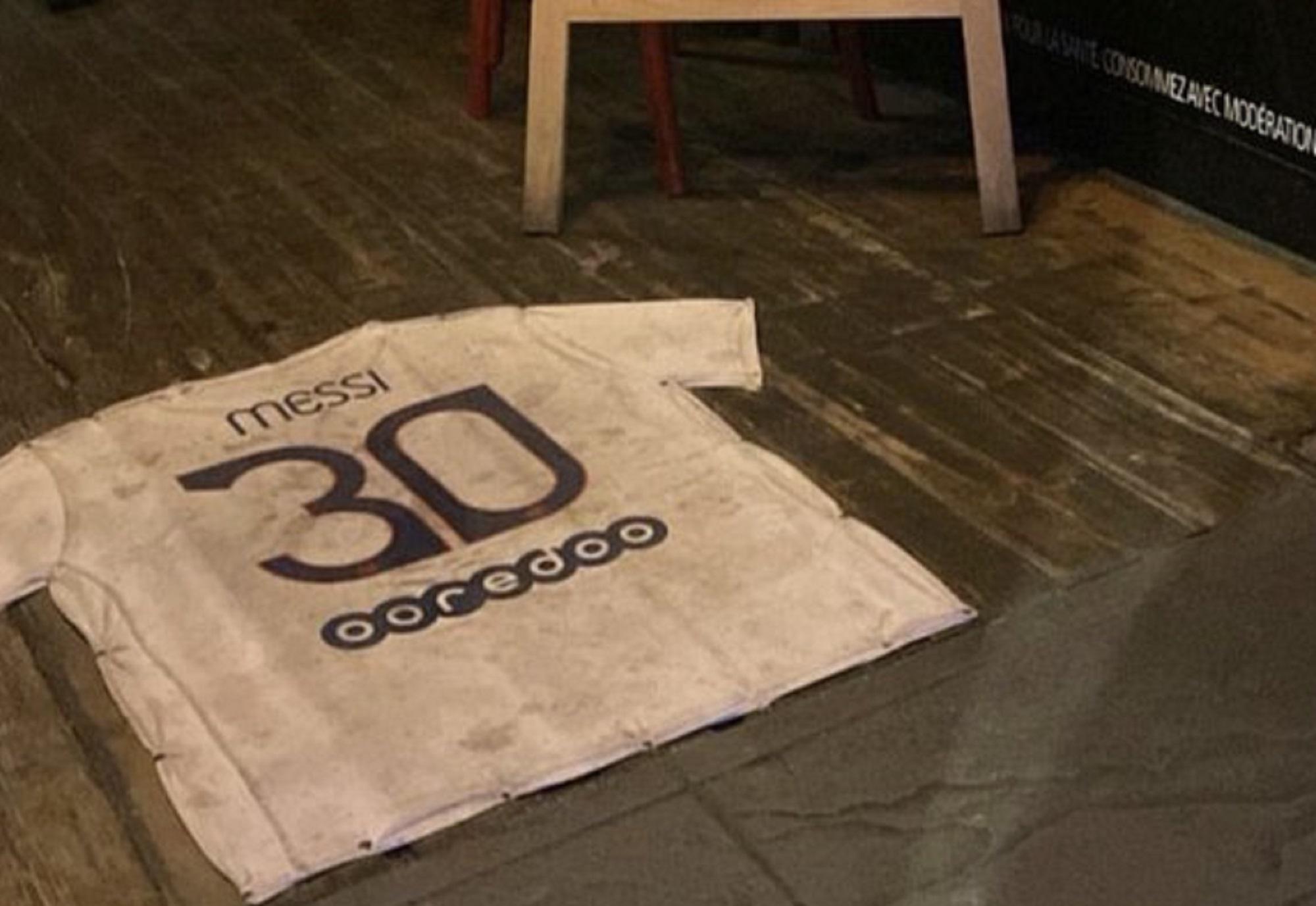 Qatar 2022, maglia di Messi diventa uno zerbino in un pub francese