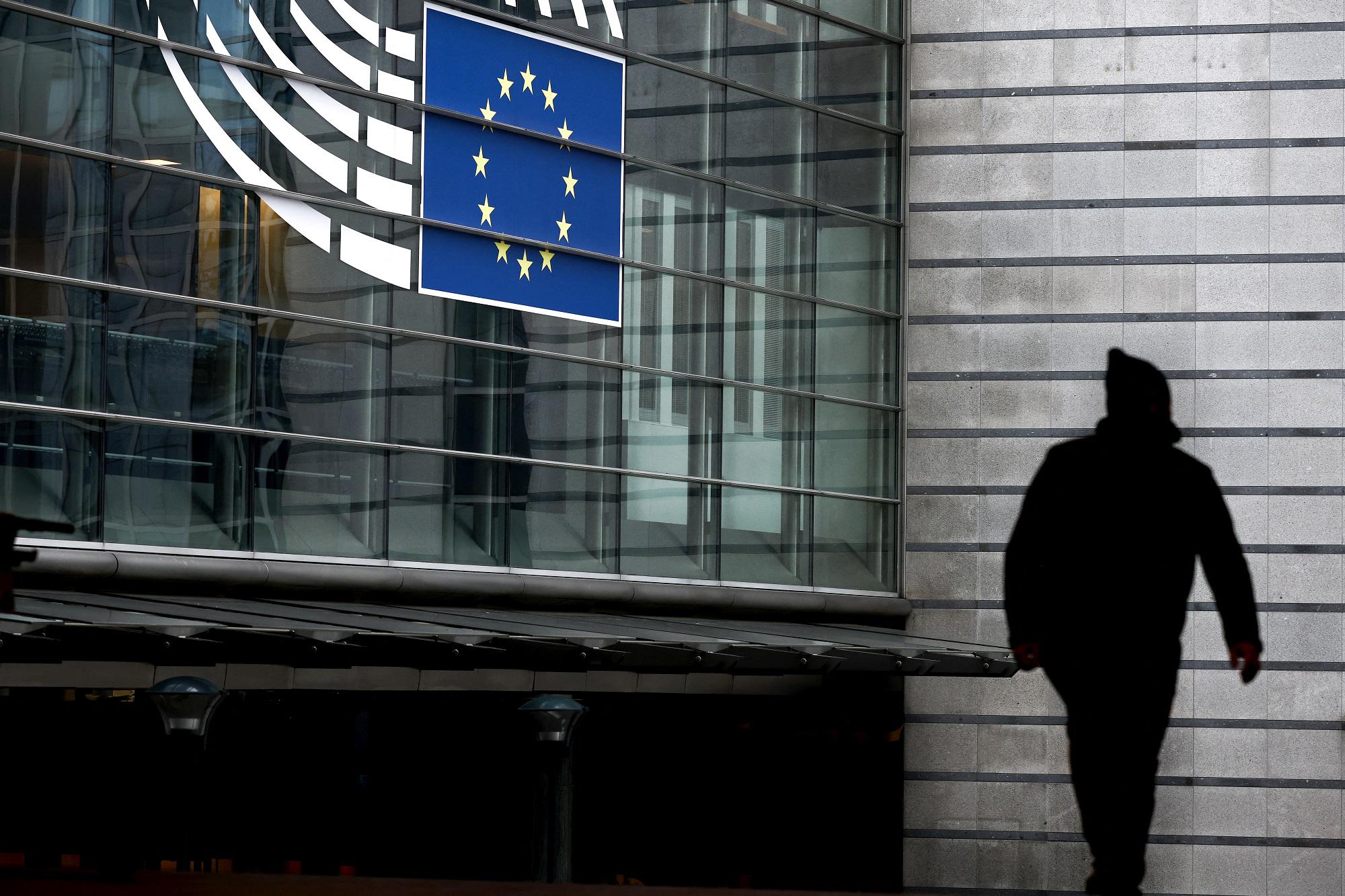 Qatargate, ipotesi europarlamentari a libro paga