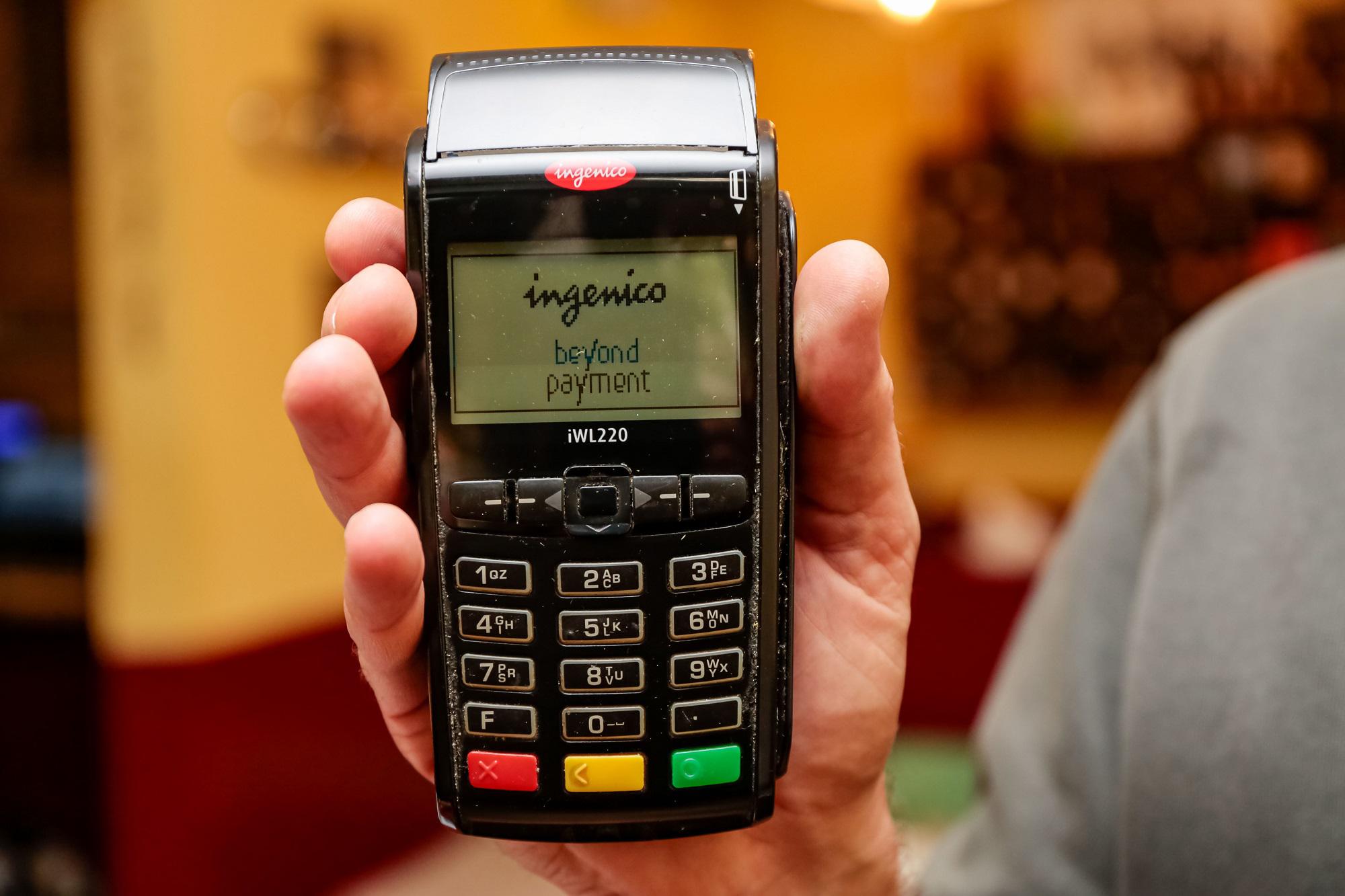 Quando il Pos è sempre rotto e pagare con bancomat e carte è impossibile