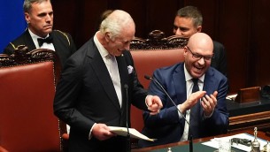 Quasi 'sold out' per Carlo alla Camera: il re tocca le corde giuste e conquista l'Aula