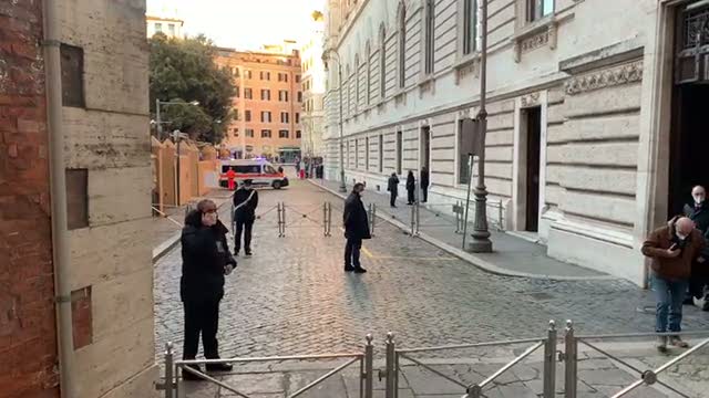 Quirinale 2022, elettore al voto in ambulanza - Video