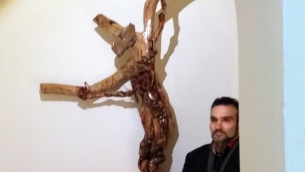 Raffaele Mazza, accanto all'opera donata al Museo