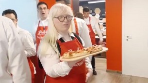 Ragazza PizzAut fa ritratto per Mattarella: "Lavorare qui passo verso indipendenza"