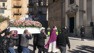 Ragazza uccisa, palloncini e striscioni ai funerali di Roberta