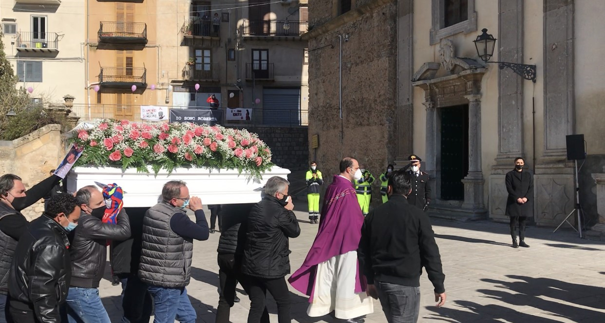 Ragazza uccisa, palloncini e striscioni ai funerali di Roberta