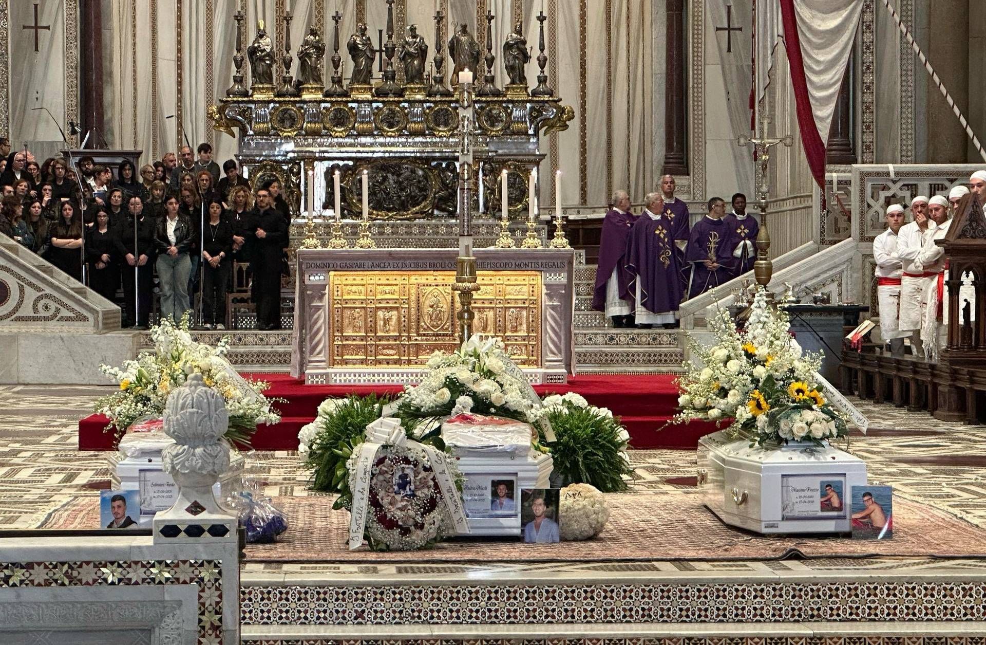 Ragazzi uccisi a Monreale, dolore e applausi ai funerali di Salvo, Andrea e Massimo