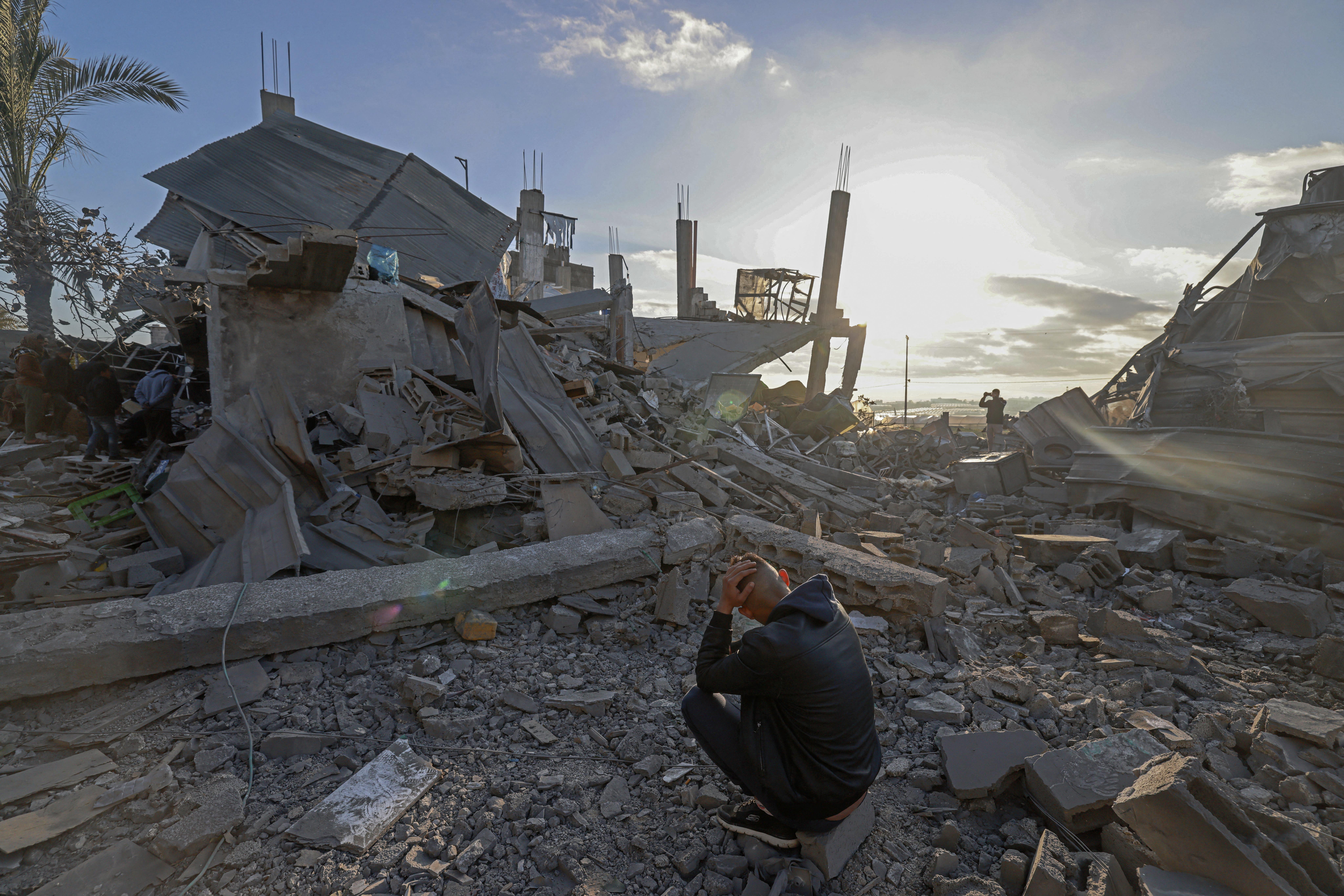 Raid Israele su Gaza, media: "10 morti"