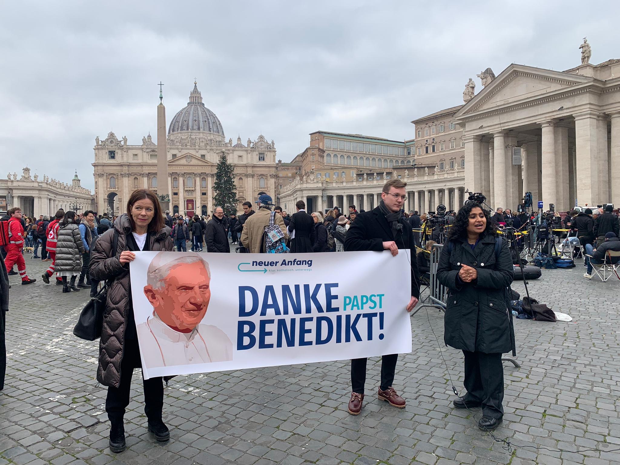 Ratzinger, il 'grazie' dei fedeli: "Ha portato alla luce problemi Chiesa"
