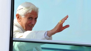 Ratzinger, ore d'ansia: assistito costantemente da medici