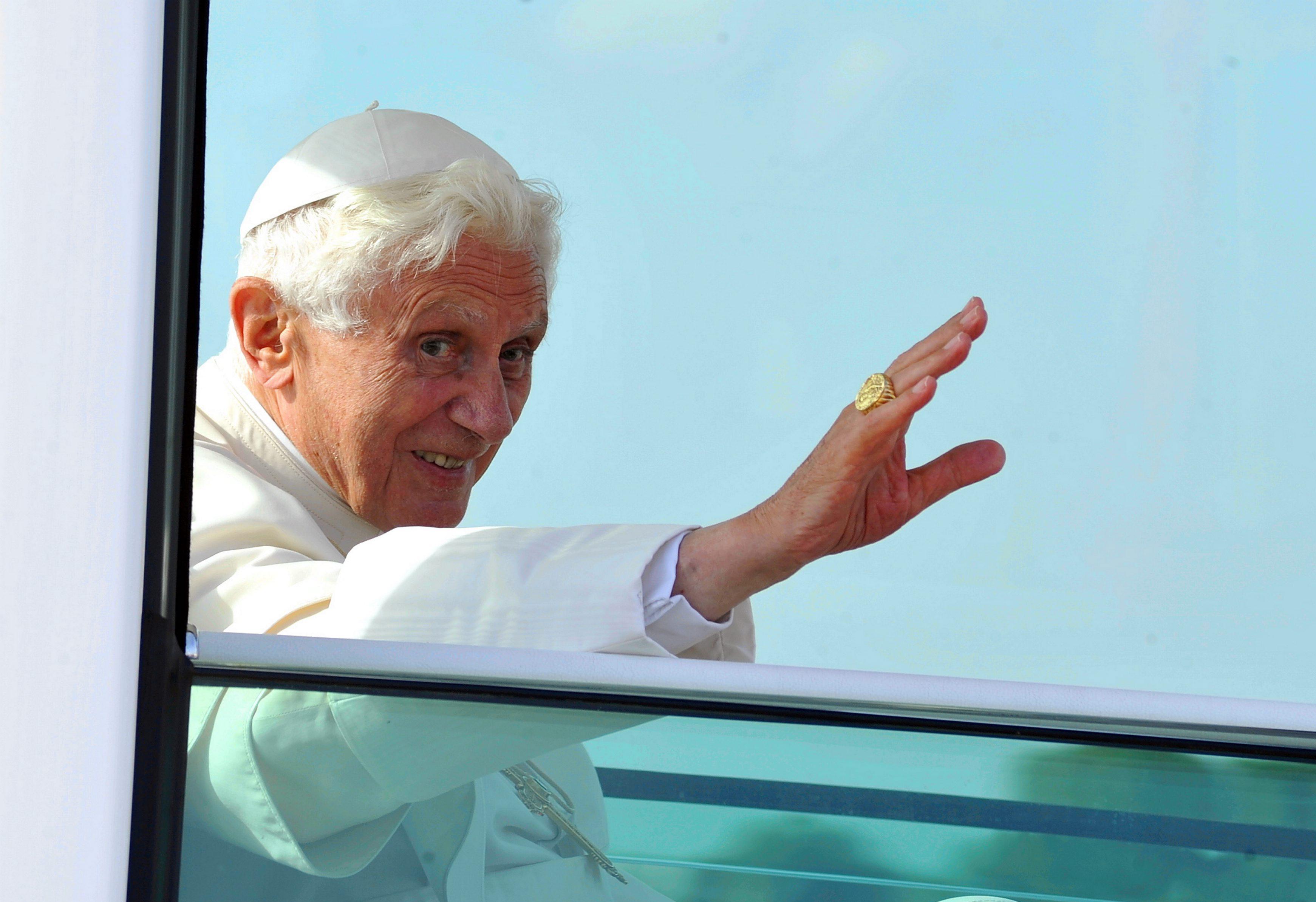 Ratzinger, ore d'ansia: assistito costantemente da medici