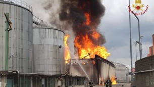 Ravenna, incendio in distilleria a Faenza: in fiamme 15 silos