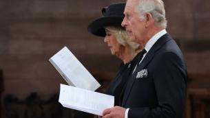 Re Carlo III e le penne, nuovo 'scontro' - Video