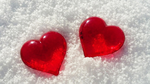 red-hearts-on-snow-background-2976x2976_97106