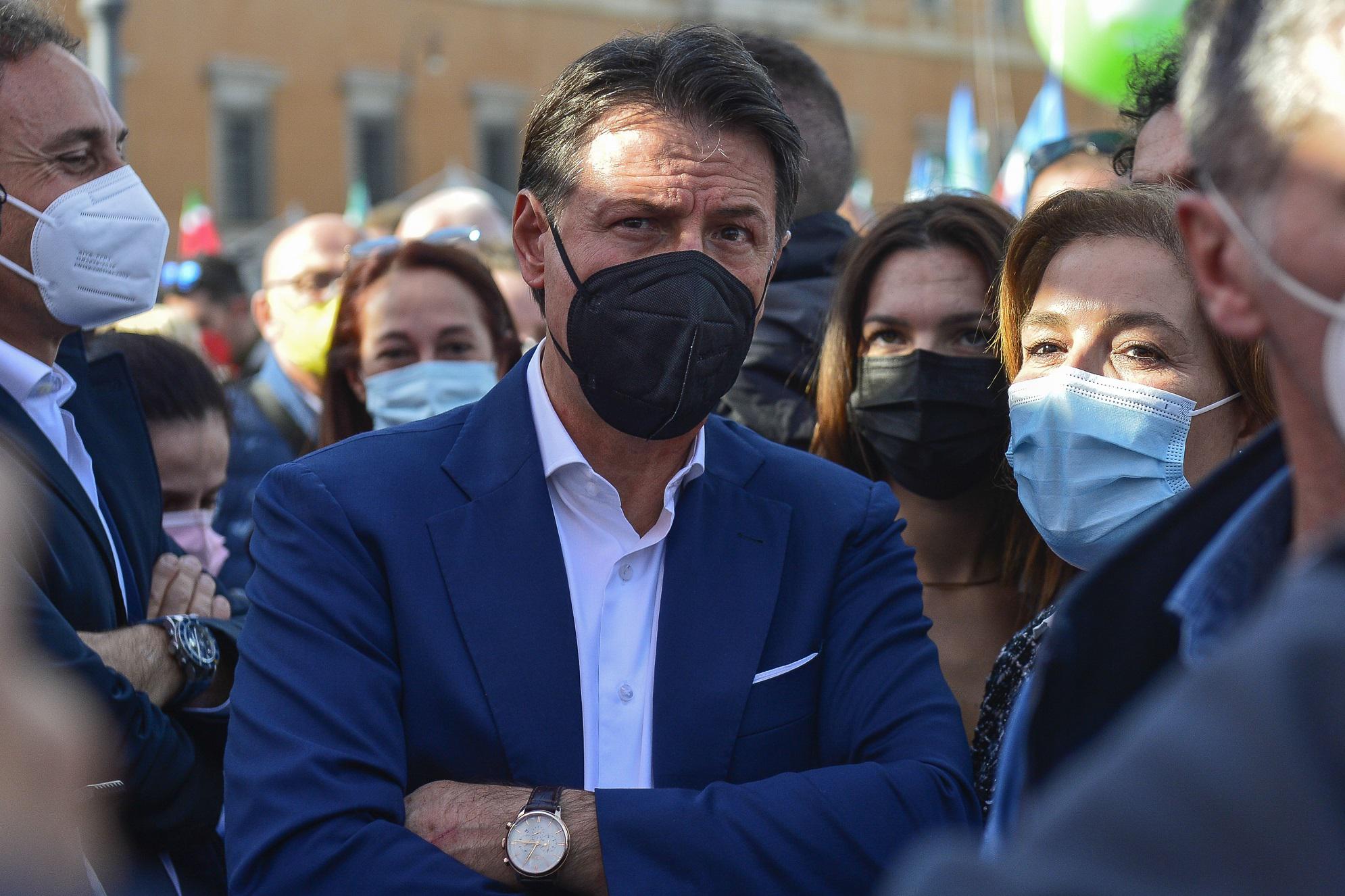 Reddito cittadinanza, Conte: "Non si cancella, sarà cambiato in meglio"