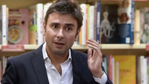 Reddito cittadinanza, Di Battista: "Tagliato e rinominato per fare cassa"