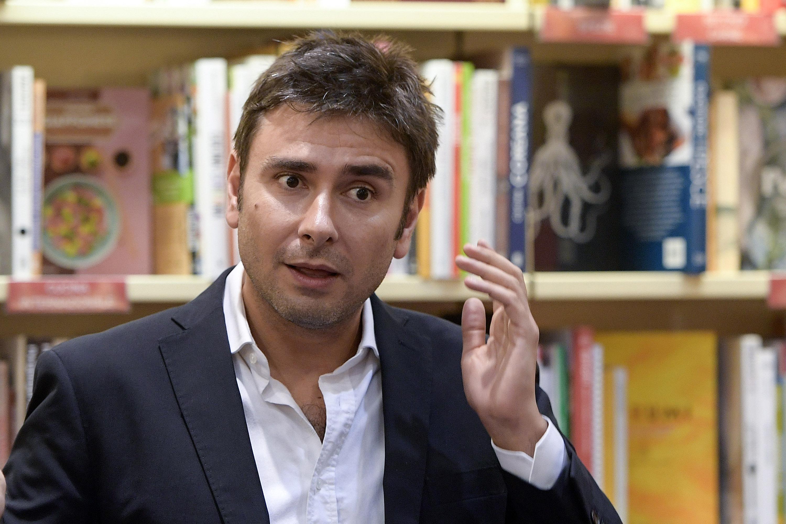 Reddito cittadinanza, Di Battista: "Tagliato e rinominato per fare cassa"