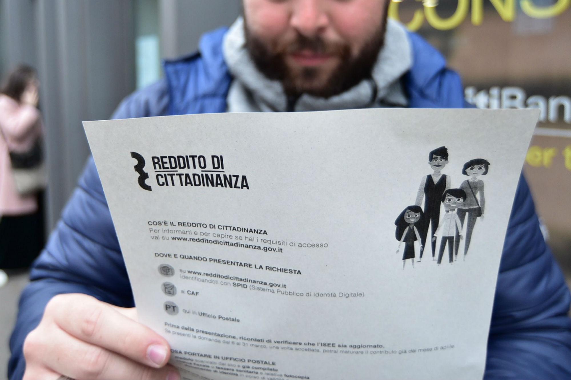 Reddito cittadinanza, Tridico: "Basta bugie su divani, senza c'è solo Caritas"