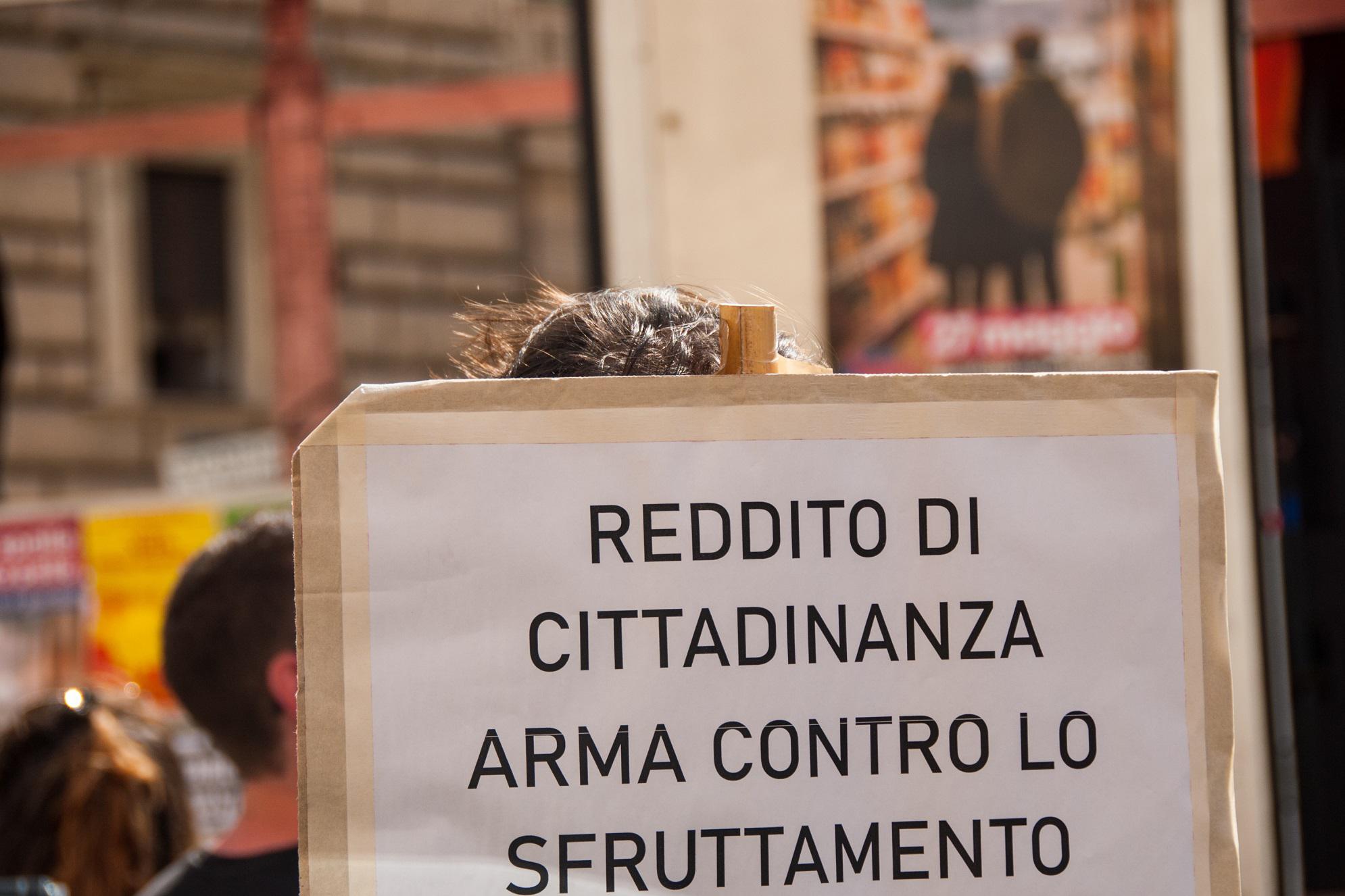 Reddito di cittadinanza, opposizione attacca il governo: "Guerra ai poveri"