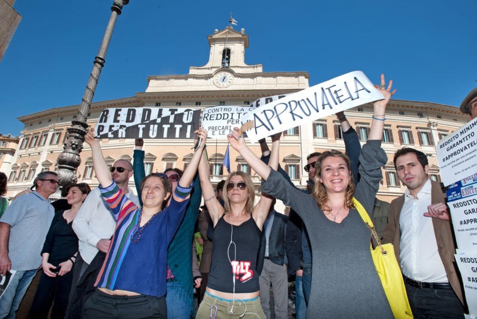 Consegna delle firme per il reddito minimo