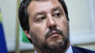 Reddito, Salvini: "Soldi rubati da chi non fa una mazza"