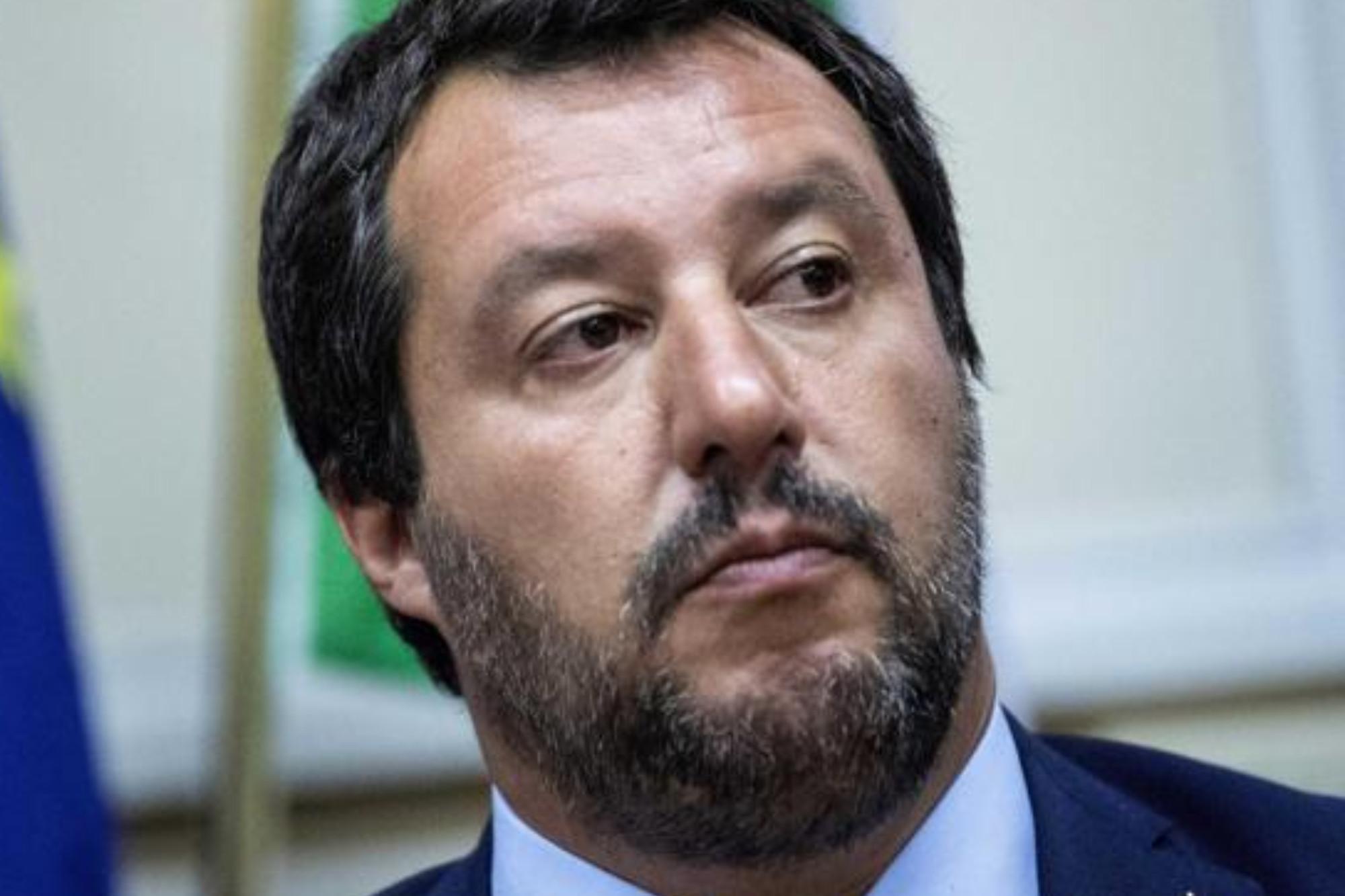Reddito, Salvini: "Soldi rubati da chi non fa una mazza"