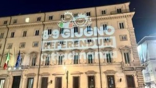 Referendum cittadinanza, blitz del comitato promotore: logo su facciata Palazzo Chigi - Foto