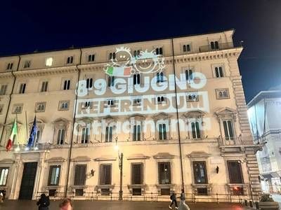Referendum cittadinanza, blitz del comitato promotore: logo su facciata Palazzo Chigi - Foto