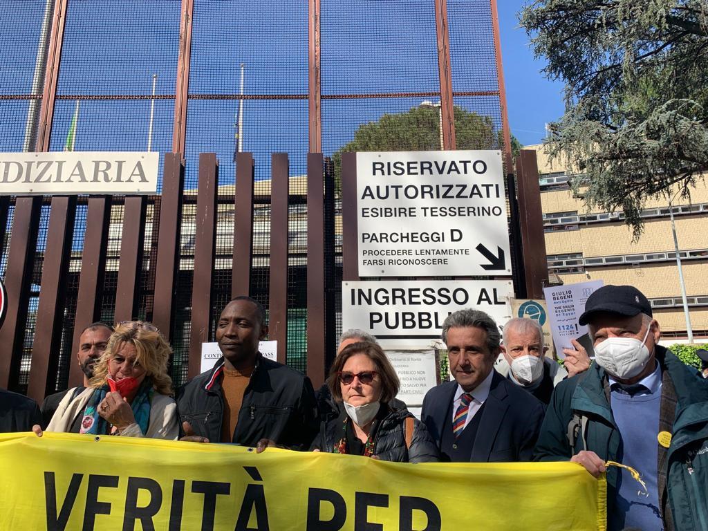 Regeni, nuova udienza preliminare: sit-in con Insinna davanti al tribunale