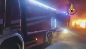 Reggio Emilia, brucia lo stabilimento di carni Inalca: il video del maxi incendio