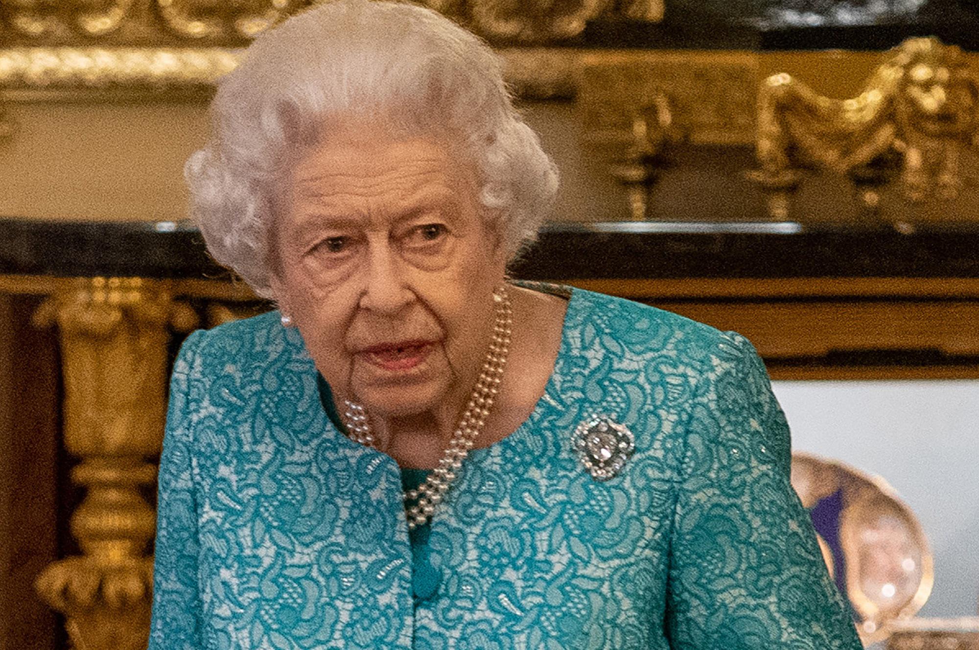 Regina Elisabetta "deve riposare": stop per altre due settimane