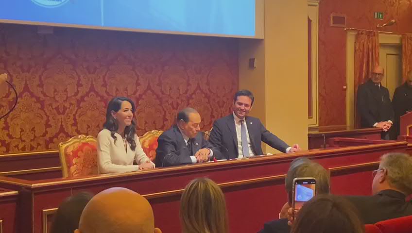 Regionali Lombardia, Berlusconi e le barzellette per i candidati - Video