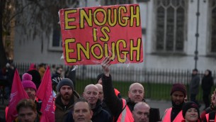 Regno Unito, 43% famiglie sotto soglia di povertà entro 2024: lo studio