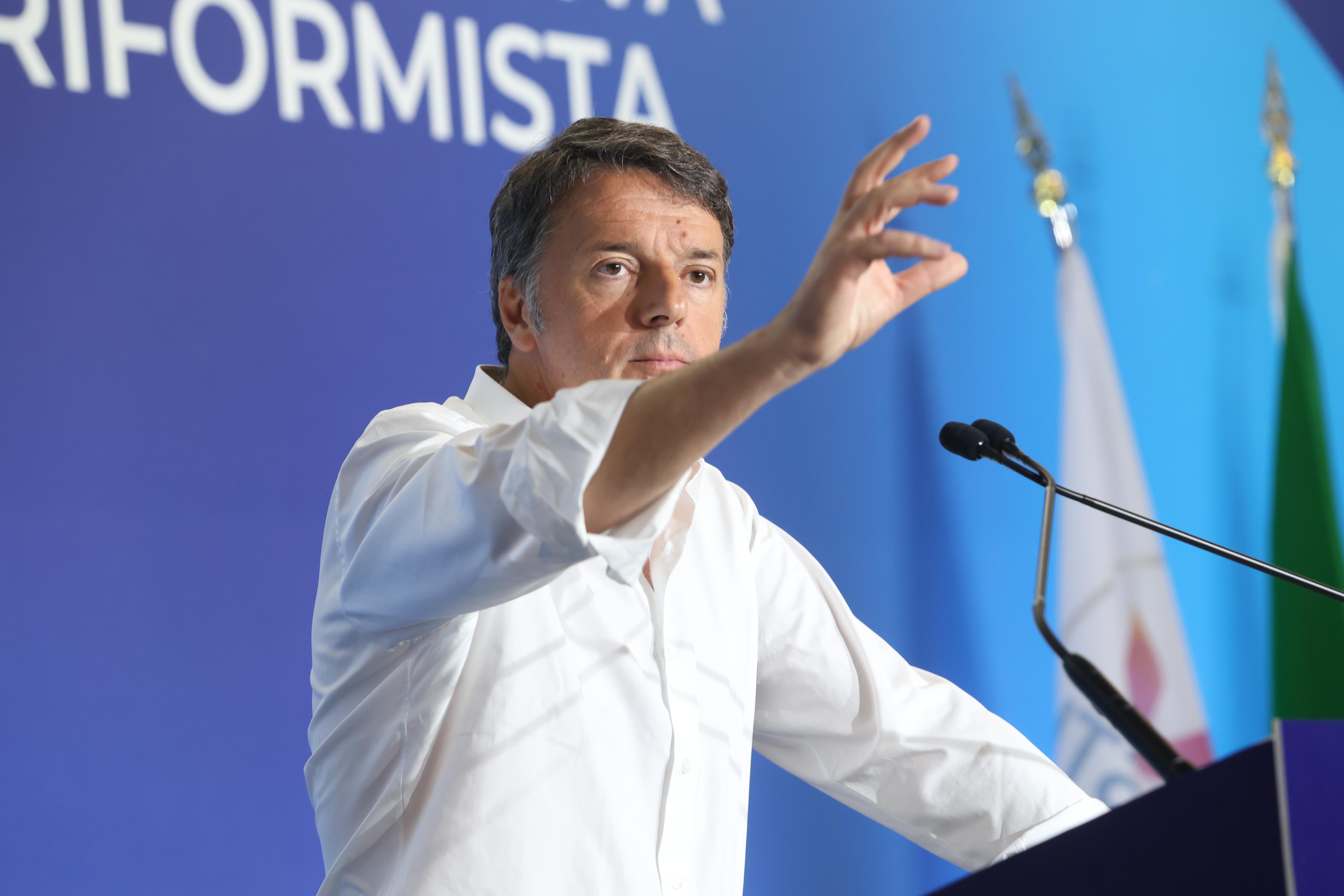 Renzi contro tutti, dall'Ue al governo Meloni da Schlein a Conte: cosa ha detto