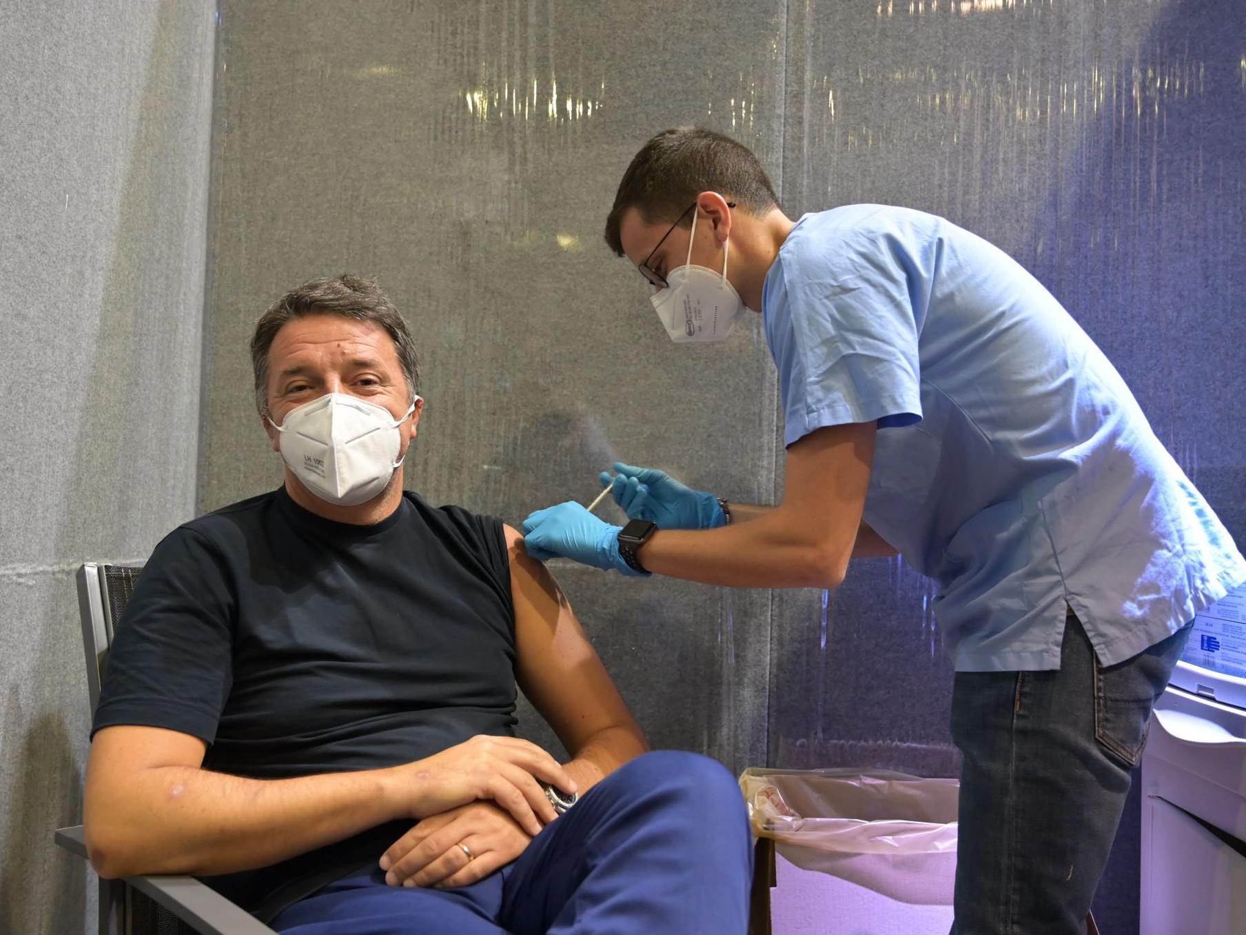 Renzi posta foto del vaccino: "Con questa per una volta nessuno farà polemica"