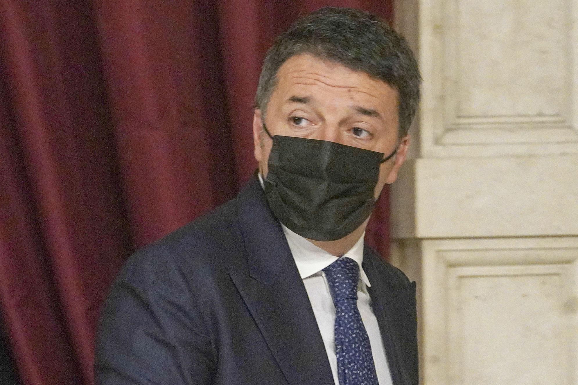 Renzi scappa via dopo consultazioni: "Sono felice, I love you"