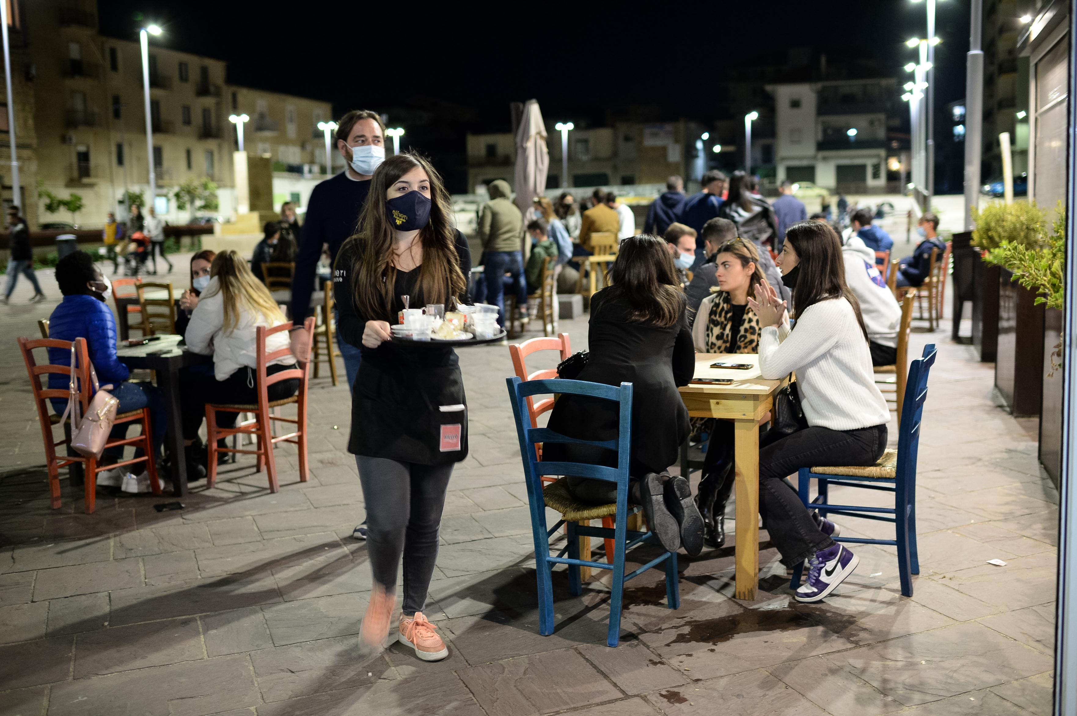 Riaperture, allarme Gimbe: "Curva risalirà"
