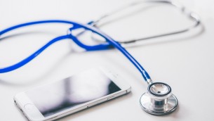 Ricette, certificati e consulti: un medico su 3 'perde' fino a 3 ore al giorno al telefono