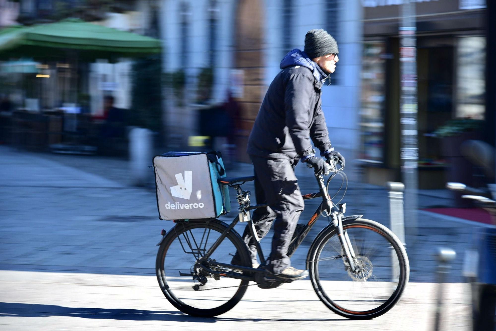 Rider, Tribunale di Milano: Deliveroo e Uber versino i contributi all'Inps