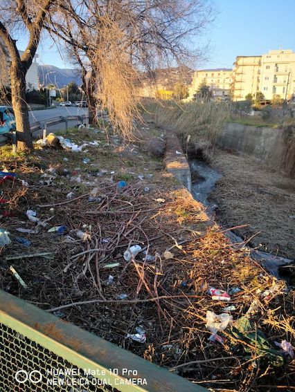 rifiuti-disseminati-lungo-il-letto-del-torrente