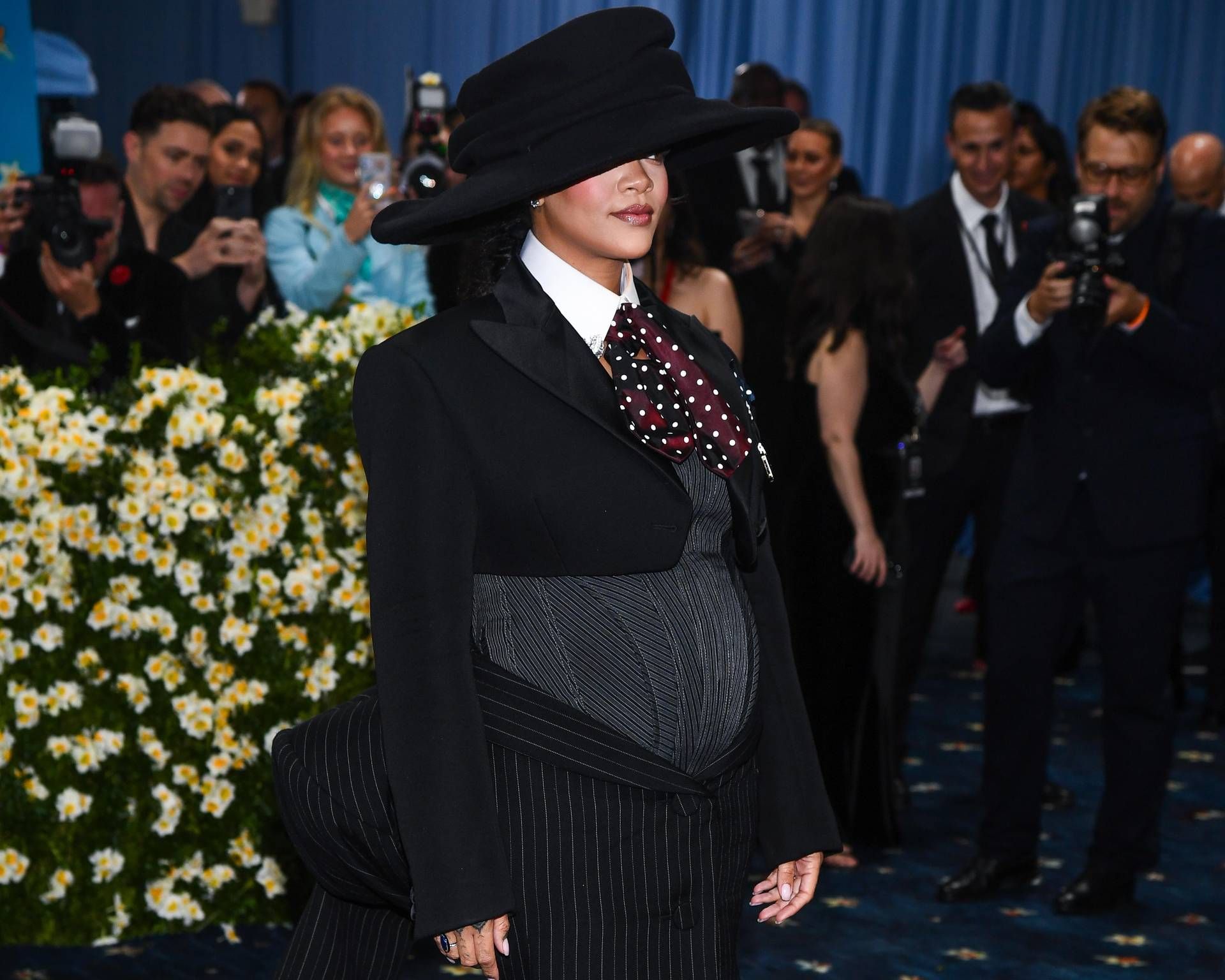Rihanna incinta, l'annuncio con pancione al Met Gala