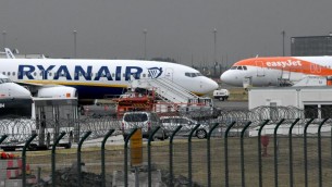 Rissa sul volo Ryanair per le Canarie: pilota costretto ad atterrare, arrestato passeggero