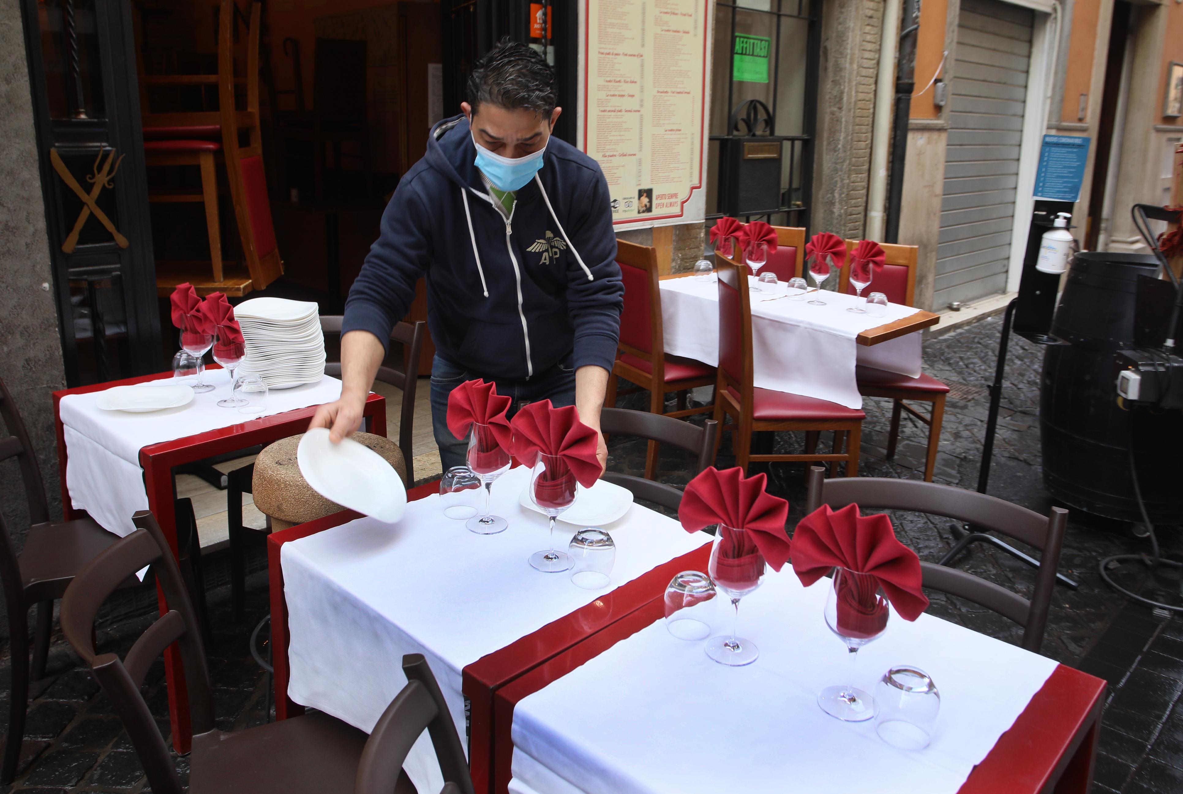 Ristoranti, 4 persone a tavola: come cambia la regola
