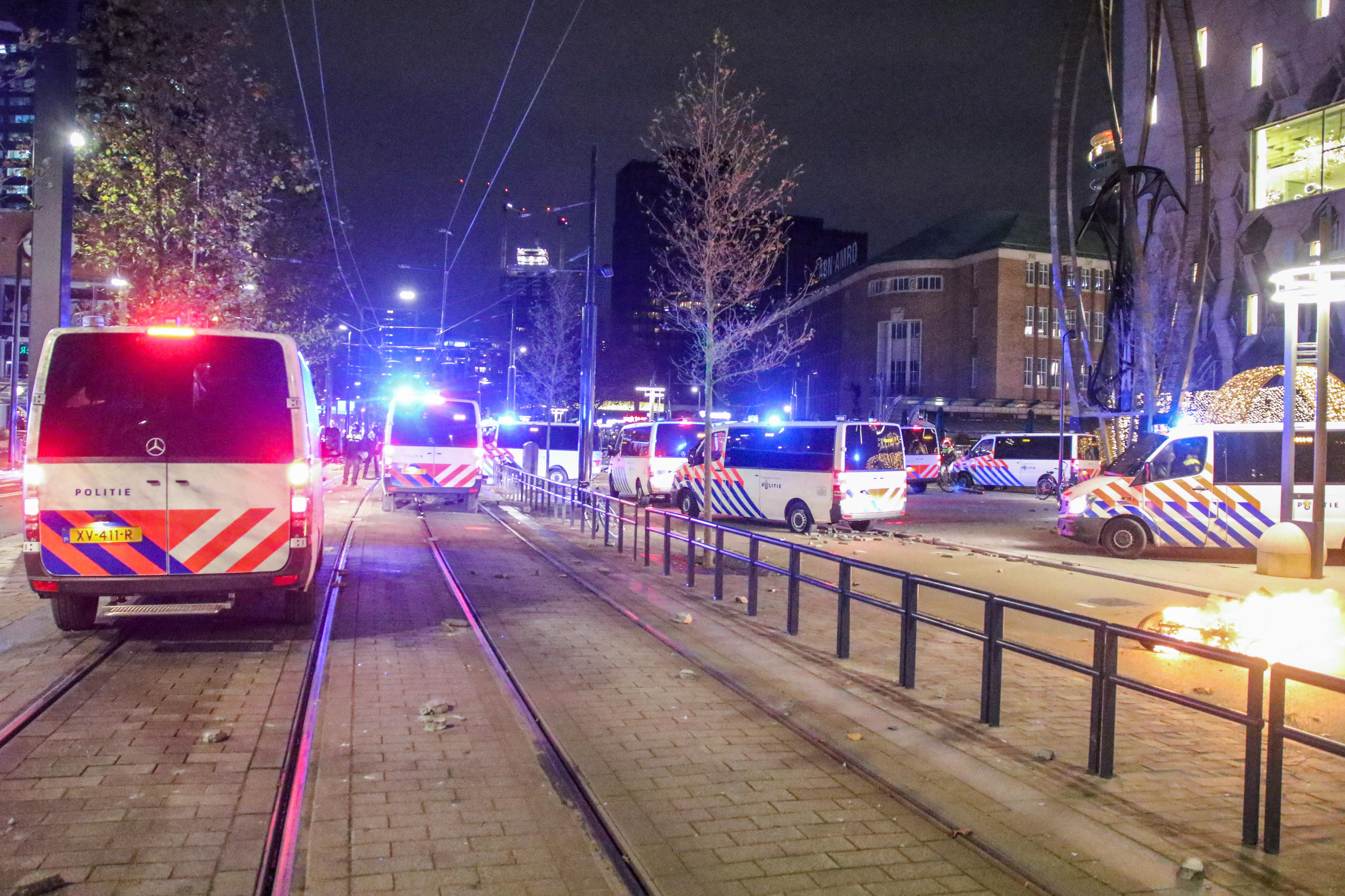 Rivolta no vax a Rotterdam, almeno 7 feriti e decine di arresti