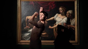 Roberto Bolle danza tra i quadri di Caravaggio a Palazzo Barberini - Video